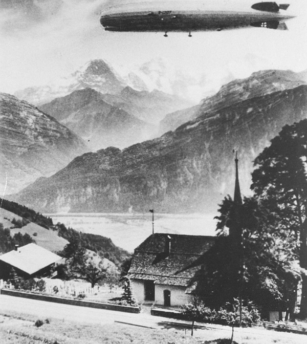 Kirche mit Zeppelin 1938