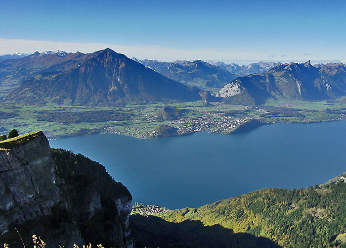 Lake Thun with Niesen (Photo: Fritz Bieri)