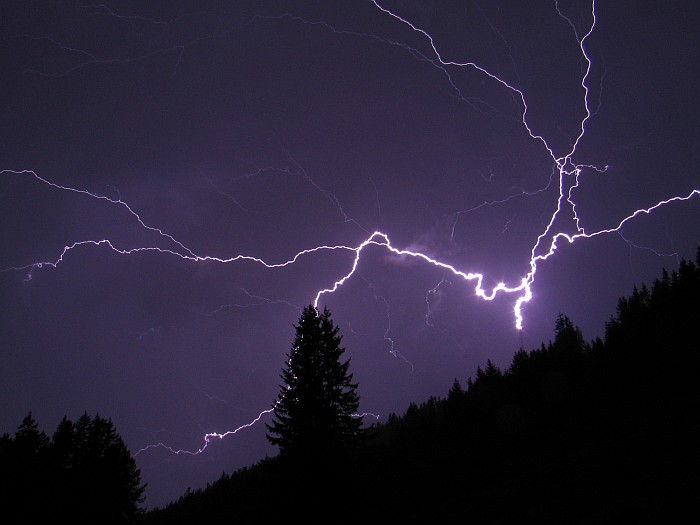 Blitze am Nachthimmel / Foto: Fritz Bieri