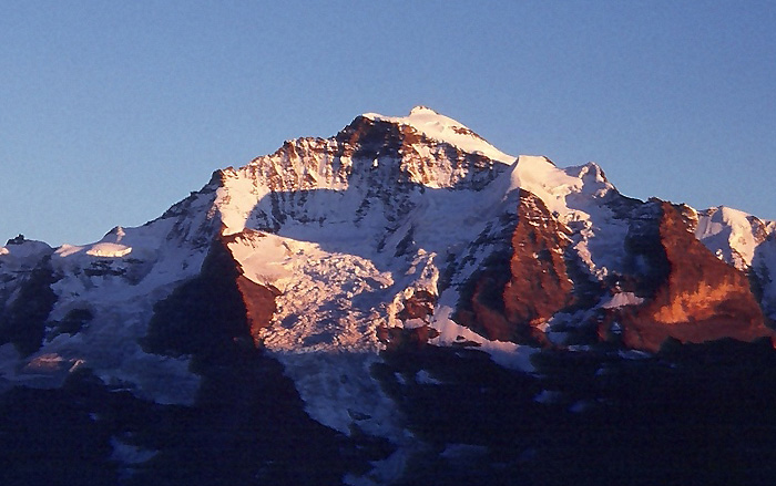 Bildergebnis für Eiger mönch und Jungfrau mit Schweizerkreuz