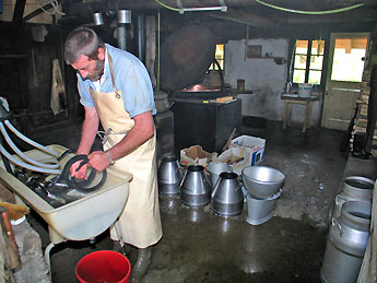 Milchgeschirr reinigen / Foto: Fritz Bieri
