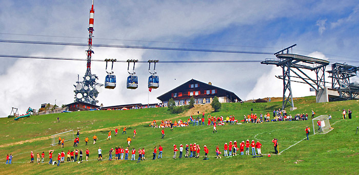 Schräges Fussballfeld auf dem Niederhorn / Foto: Urs Grossniklaus