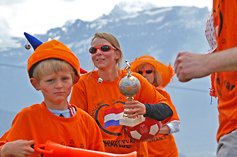 Pokal den Holländern geschenkt / Foto: Fritz Bieri