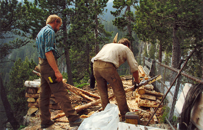 Bei der Arbeit / Foto erhalten von Margrit Oehrli, bearbeitet: Heinz Rieder