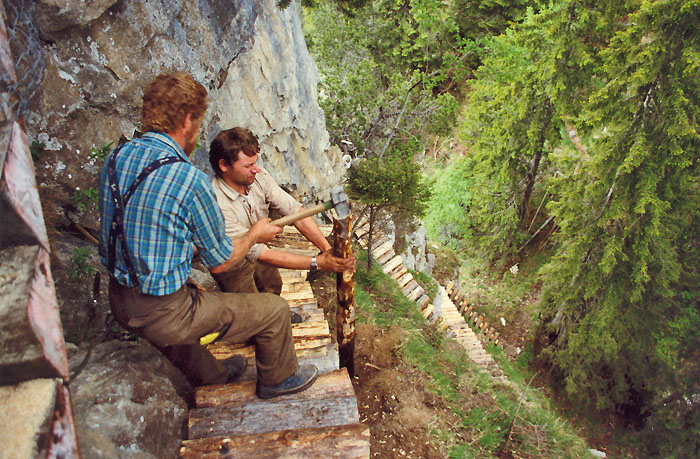 Bei der Arbeit / Foto erhalten von Margrit Oehrli, bearbeitet: Heinz Rieder