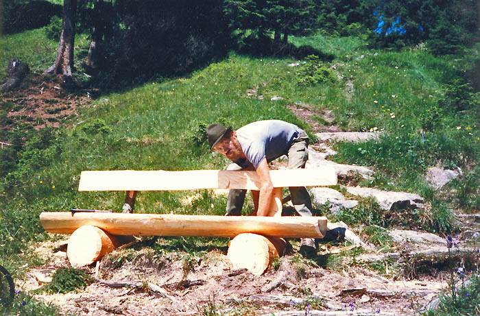 Bei der Arbeit / Foto erhalten von Margrit Oehrli, bearbeitet: Heinz Rieder