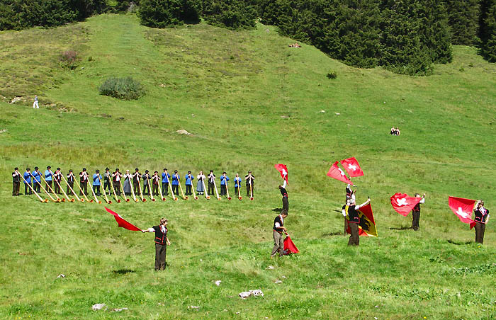 24 Alphornbläser mit Fahnenschwinger, Chüematte, Beatenberg / Foto: Heinz Rieder