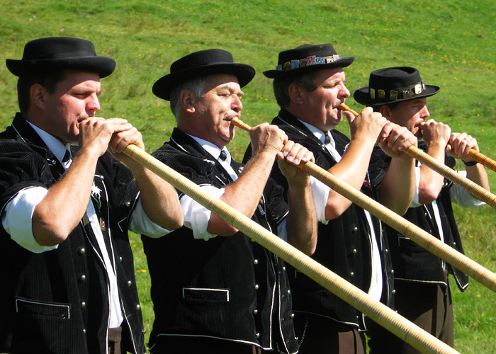Vier Alphornbläser ... / Foto: Heinz Rieder