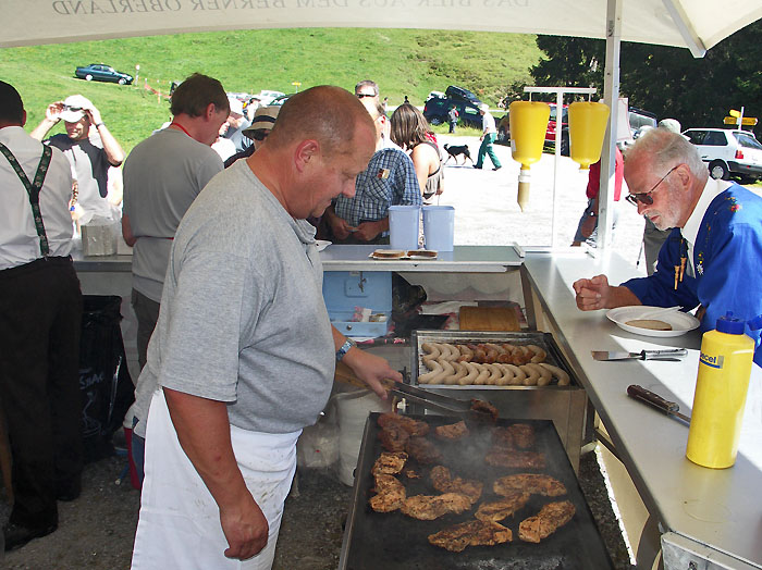 Am Grillstand / Foto: Heinz Rieder